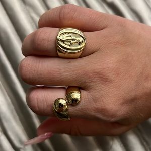 Set of gold rings